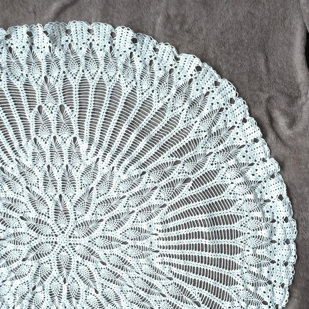 Vintage Hand Crocheted Lace Tablecloth 40